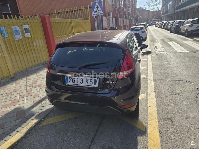 Usado Ford Fiesta 60 CV (44 kW) 2011 Granate Utilitario