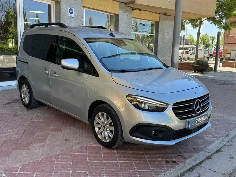 Usado Mercedes T180 131 CV (96 kW) 2023 Gris / plata Monovolumen
