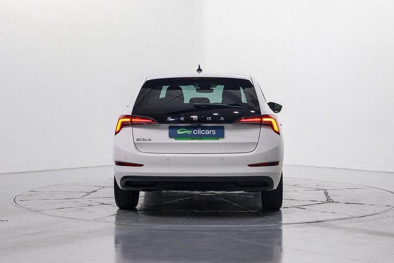 Usado Skoda Scala Selection 116 CV (85 kW) 2023 Blanco Utilitario