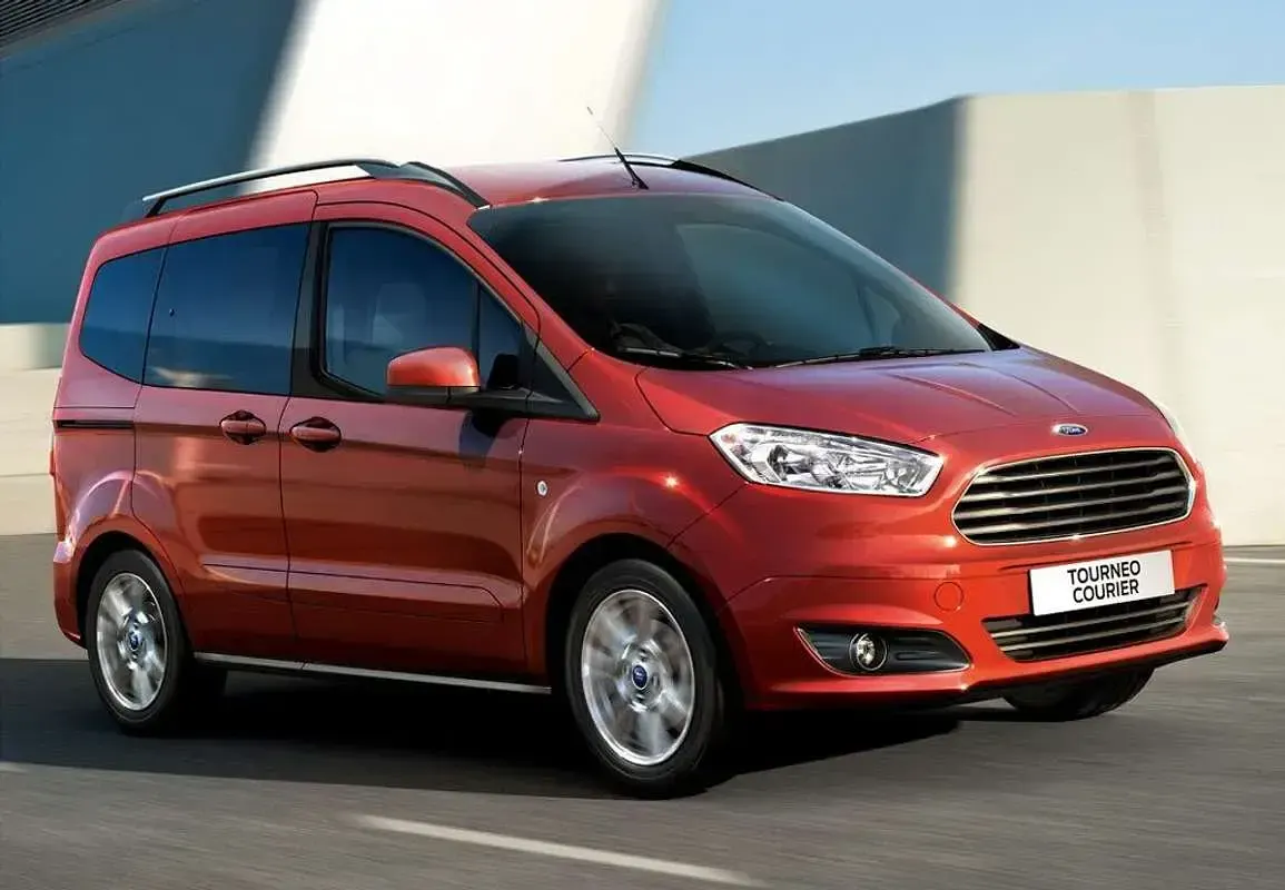 Usado Ford Tourneo Courier Trend 76 CV (55 kW) 2015 Beige Monovolumen
