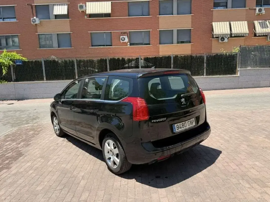 Usado Peugeot 5008 Access 112 CV (82 kW) 2011 Negro Monovolumen