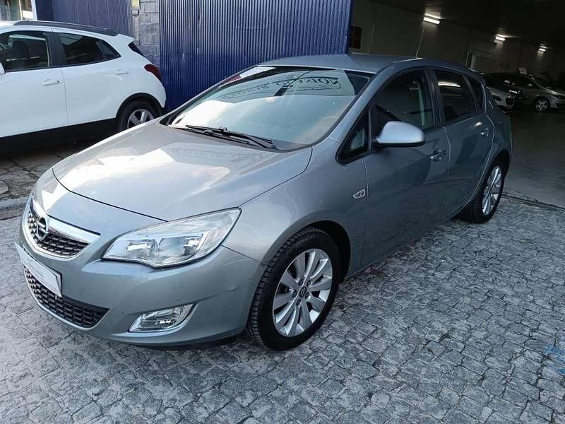 Usado Opel Astra Selective 110 CV (80 kW) 2012 Gris Utilitario