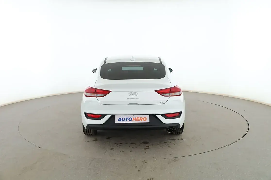 Usado Hyundai i30 120 CV (88 kW) 2020 Blanco Berlina