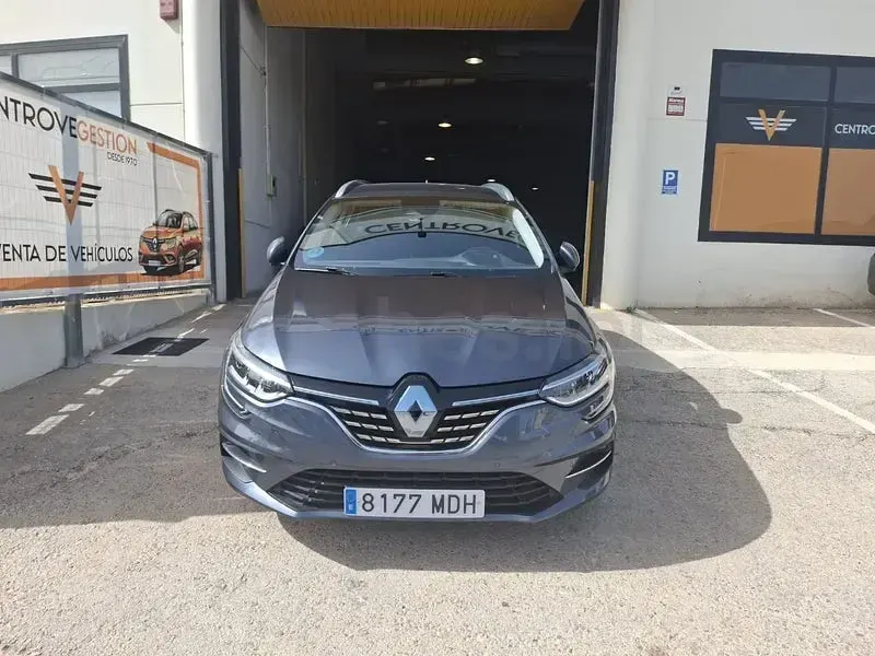 Usado Renault Mégane GrandTour Techno 140 CV (102 kW) 2023 Gris / plata Familiar