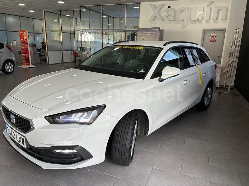 Usado Seat Leon Style 150 CV (110 kW) 2021 Blanco Familiar