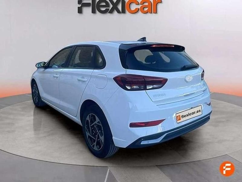 Usado Hyundai i30 120 CV (88 kW) 2024 Blanco Berlina