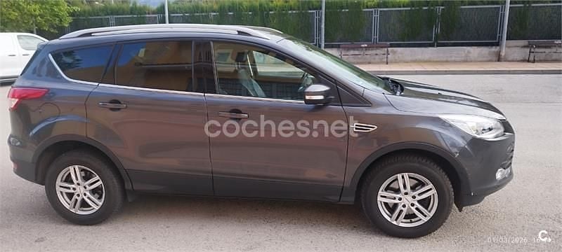 Usado Ford Kuga Trend 150 CV (110 kW) 2015 Gris / plata SUV