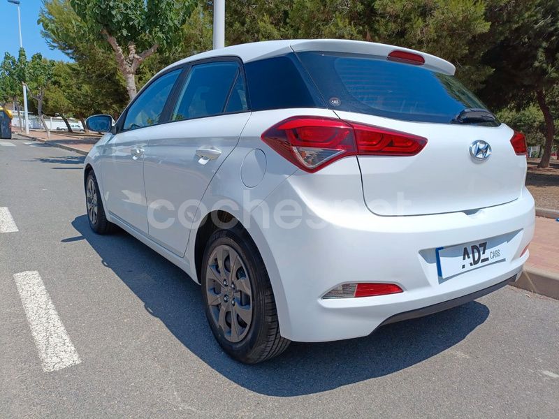 Blanco Usado 2017 Hyundai i20 Berlina | 8999 € (Precio justo) - Imagen 1/4