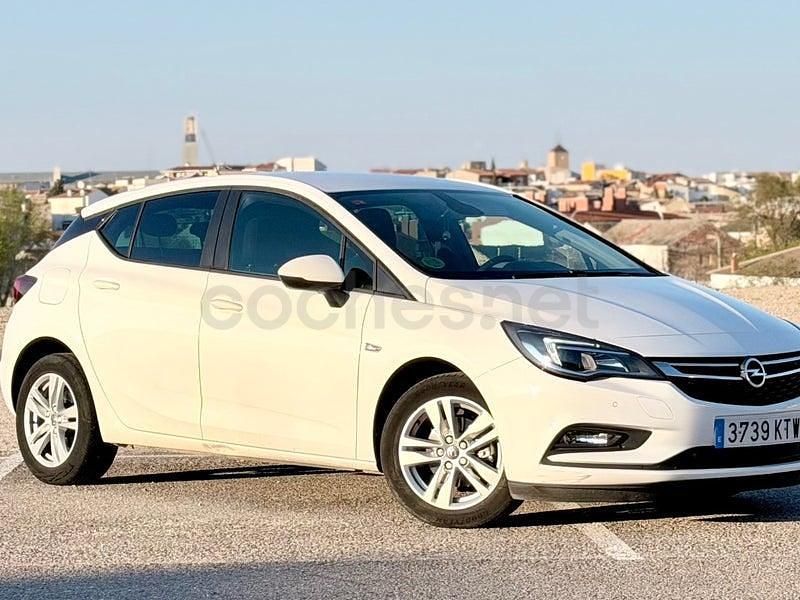 Usado Opel Astra Dynamic 110 CV (80 kW) 2019 Blanco Berlina