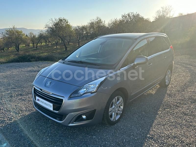 Usado Peugeot 5008 Allure 115 CV (84 kW) 2014 Gris / plata Monovolumen