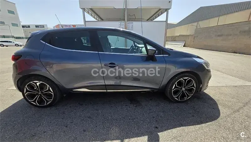 Usado Renault Clio IV Zen 90 CV (66 kW) 2019 Gris / plata Berlina