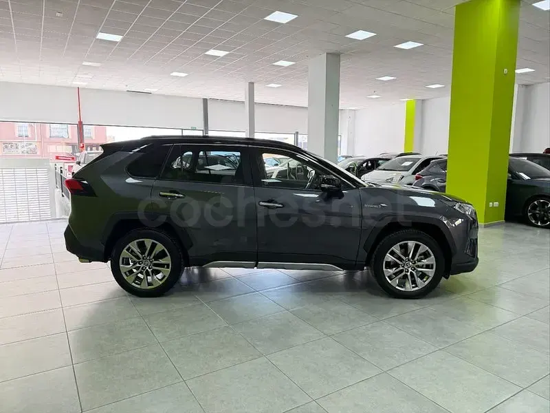 Usado Toyota RAV4 Hybrid Luxury 222 CV (163 kW) 2022 Gris / plata SUV