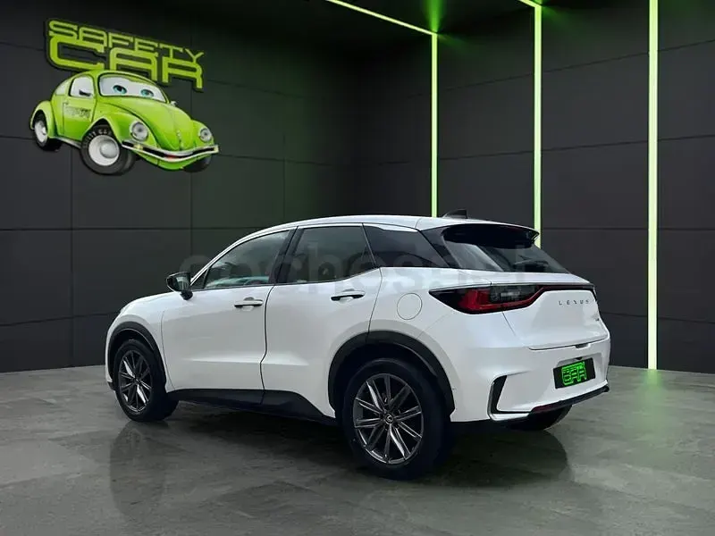 Usado Lexus LBX 136 CV (100 kW) 2024 Blanco SUV
