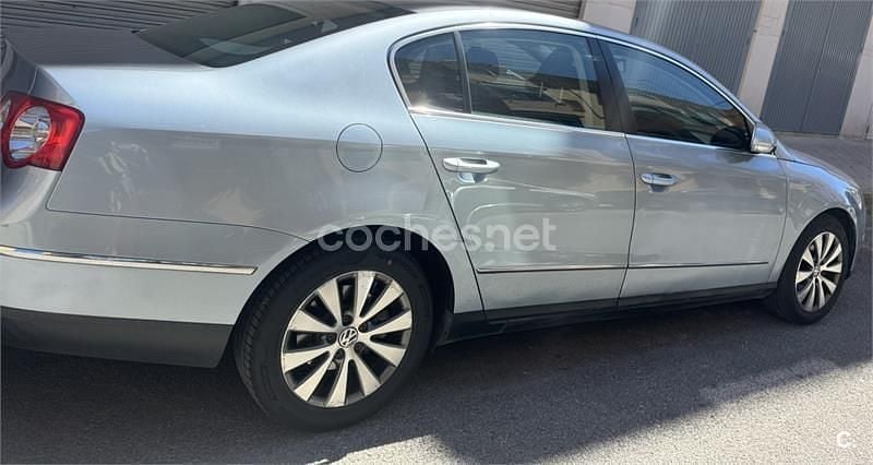 Usado VW Passat 105 CV (77 kW) 2008 Gris / plata Berlina