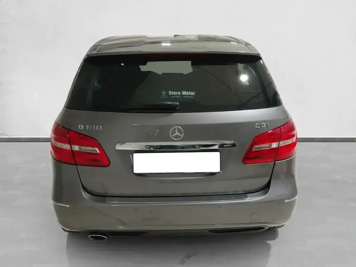 Usado Mercedes B180 109 CV (80 kW) 2012 Gris Utilitario