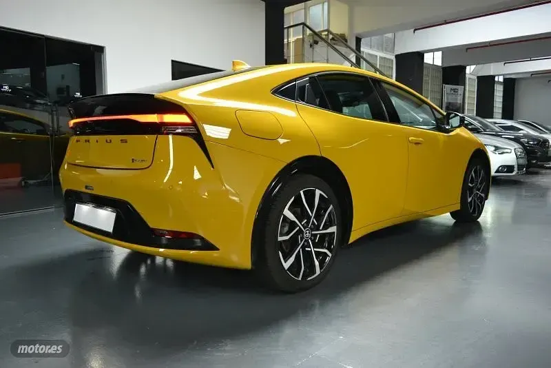 Usado Toyota Prius Plug-in Hybrid 220 CV (161 kW) 2023 Amarillo Utilitario