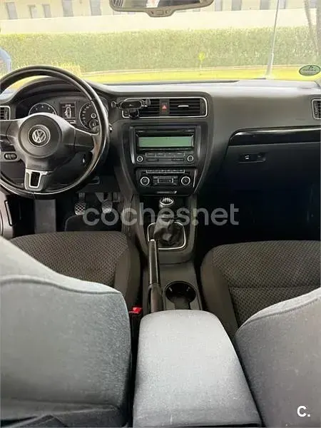 Usado VW Jetta Advance 122 CV (89 kW) 2011 Gris / plata Berlina