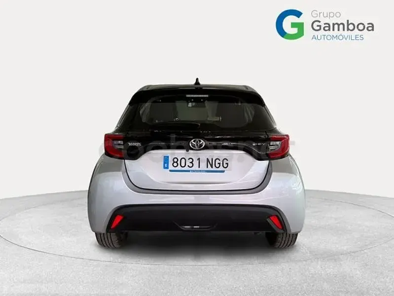 Usado Toyota Yaris Hybrid Active 116 CV (85 kW) 2025 Gris / plata Berlina