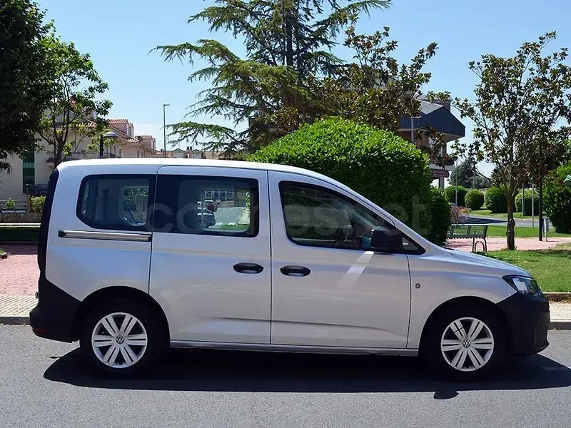 Usado VW Caddy 102 CV (75 kW) 2022 Gris / plata Monovolumen