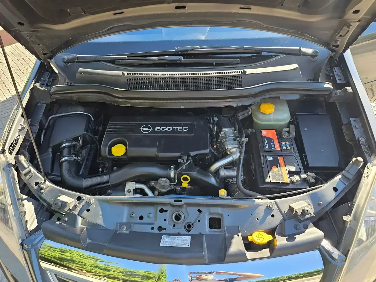 Usado Opel Zafira Family 125 CV (91 kW) 2011 Gris / plata Monovolumen