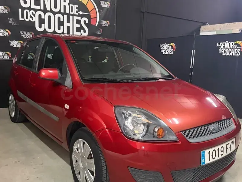 Usado Ford Fiesta Futura 80 CV (58 kW) 2007 Rojo Utilitario