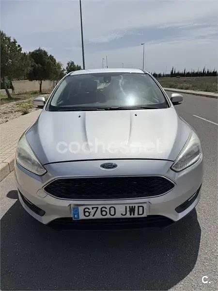 Usado Ford Focus Trend 125 CV (91 kW) 2017 Gris / plata Berlina