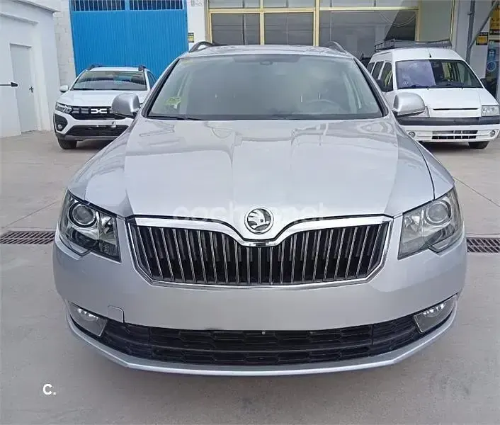 Usado Skoda Superb Ambition 140 CV (102 kW) 2015 Blanco Familiar