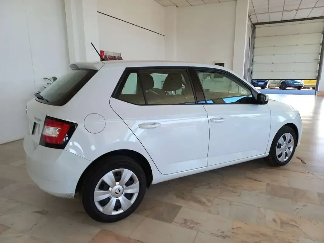 Usado Skoda Fabia Style 90 CV (66 kW) 2015 Blanco Utilitario