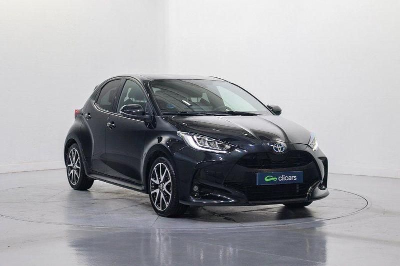 Usado Toyota Yaris Hybrid Style 116 CV (85 kW) 2022 Negro Berlina