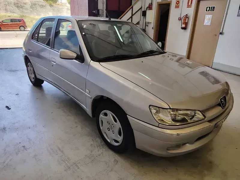 Usado Peugeot 306 90 CV (66 kW) 2000 Gris / plata Berlina