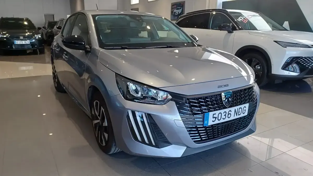 Usado Peugeot 208 Style 100 CV (73 kW) 2025 Gris Utilitario