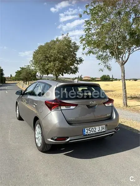 Usado Toyota Auris Active 116 CV (85 kW) 2015 Beige Berlina