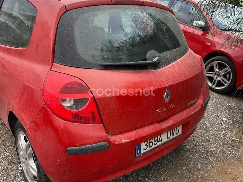 Usado Renault Clio II Authentique 60 CV (44 kW) 2005 Rojo Berlina