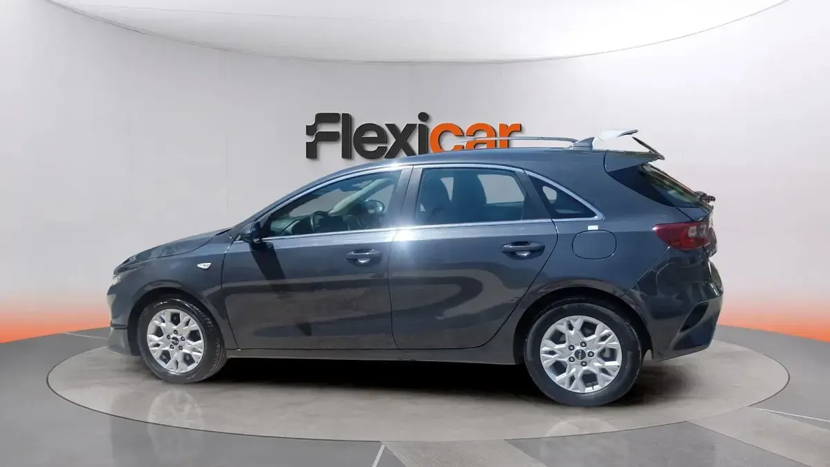 Usado Kia Ceed 136 CV (100 kW) 2023 Azul Utilitario