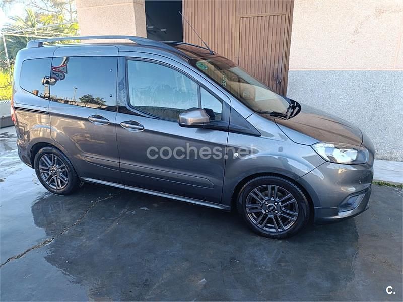 Usado Ford Tourneo Courier Sport 100 CV (73 kW) 2021 Gris / plata Monovolumen