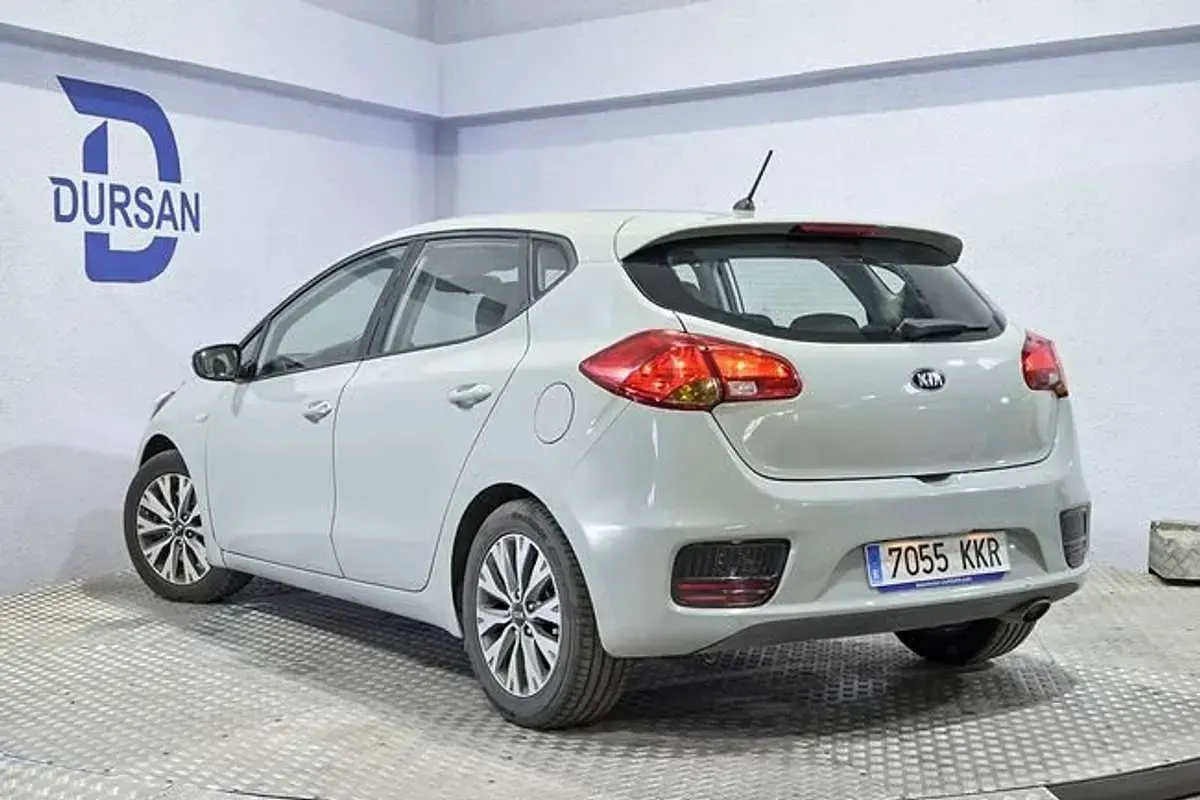 Usado Kia Ceed 101 CV (74 kW) 2018 Gris Utilitario
