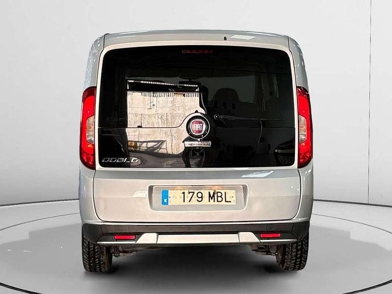 Usado Fiat Doblò Trekking 121 CV (88 kW) 2022 Gris Monovolumen