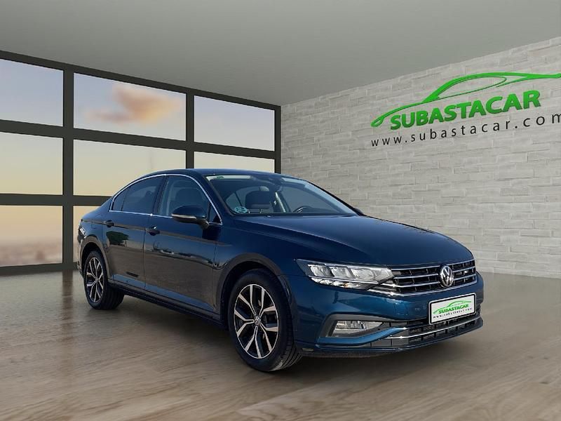 Usado VW Passat Executive 150 CV (110 kW) 2019 Azul Berlina