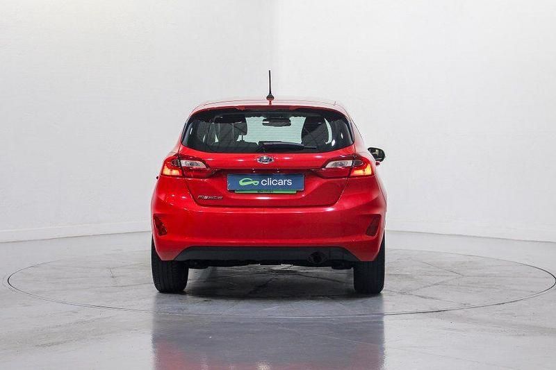 Usado Ford Fiesta Trend 85 CV (62 kW) 2018 Rojo Utilitario