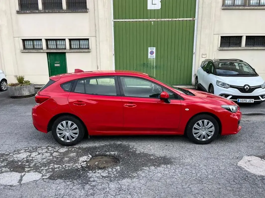 Usado Subaru Impreza 140 CV (102 kW) 2019 Rojo Berlina