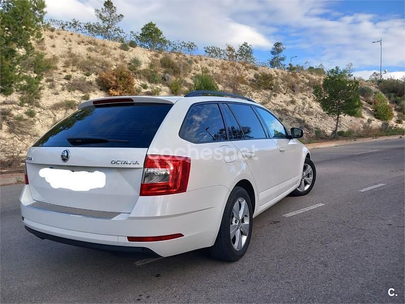 Usado Skoda Octavia Ambition 150 CV (110 kW) 2019 Blanco Familiar