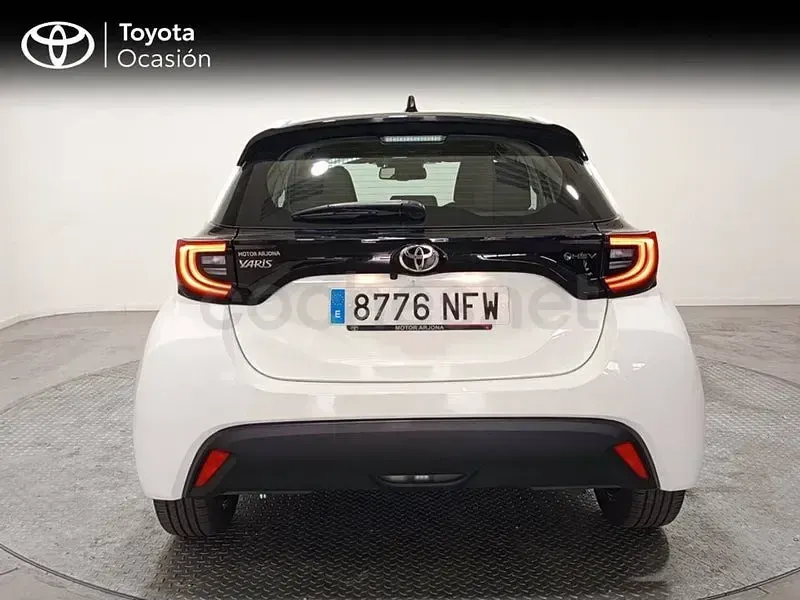 Usado Toyota Yaris Hybrid Active 116 CV (85 kW) 2025 Blanco Berlina