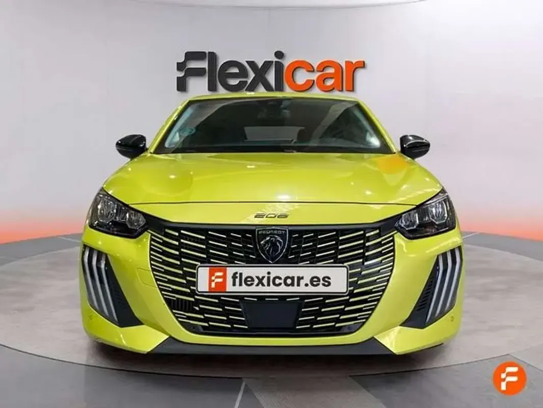 Usado Peugeot 208 Allure 101 CV (74 kW) 2025 Amarillo Utilitario