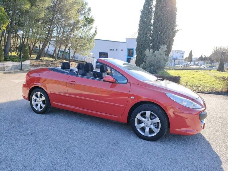 Usado Peugeot 307 CC 110 CV (80 kW) 2007 Rojo Descapotable