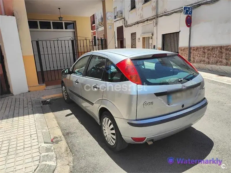 Usado Ford Focus Trend 100 CV (73 kW) 2005 Gris / plata Berlina