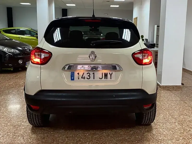 Usado Renault Captur Zen 90 CV (66 kW) 2017 Beige SUV