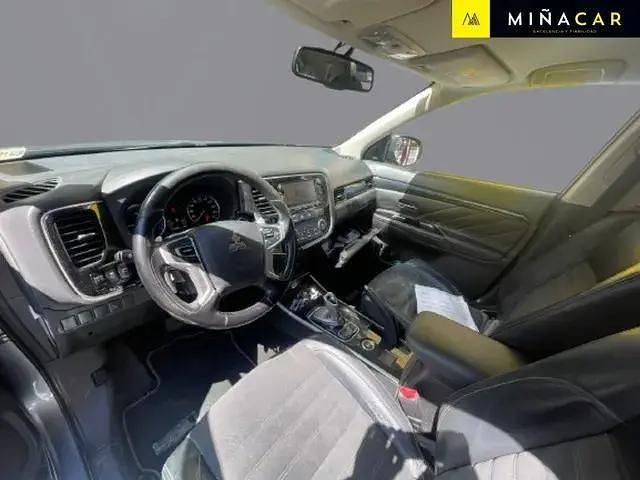 Usado Mitsubishi Outlander P-HEV 203 CV (149 kW) 2016 Gris Pickup/Camioneta
