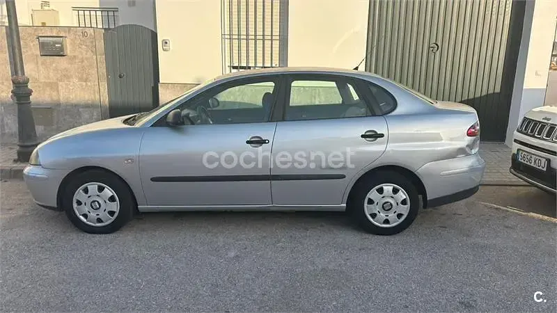 Usado Seat Cordoba 100 CV (73 kW) 2003 Gris / plata Berlina
