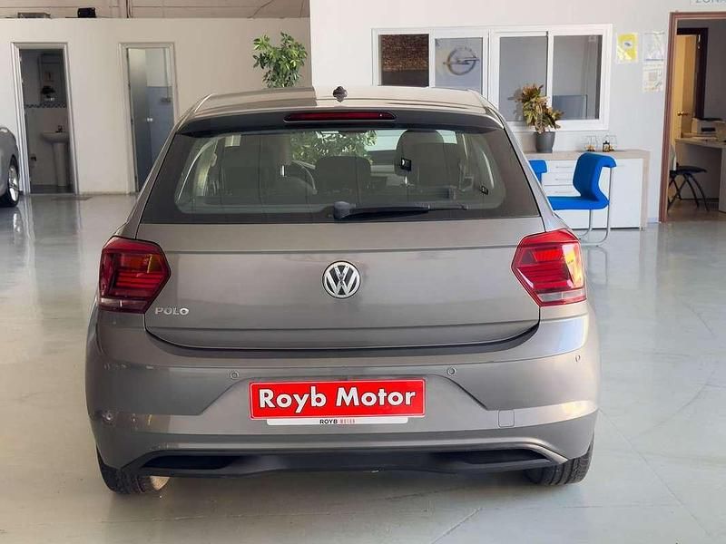 Usado VW Polo 73 CV (53 kW) 2017 Gris Berlina