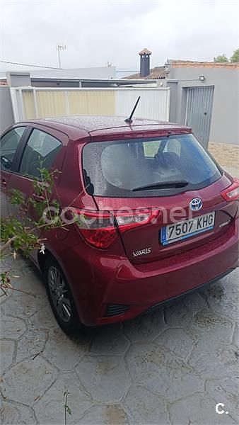 Usado Toyota Yaris Hybrid Active 100 CV (73 kW) 2018 Rojo Berlina